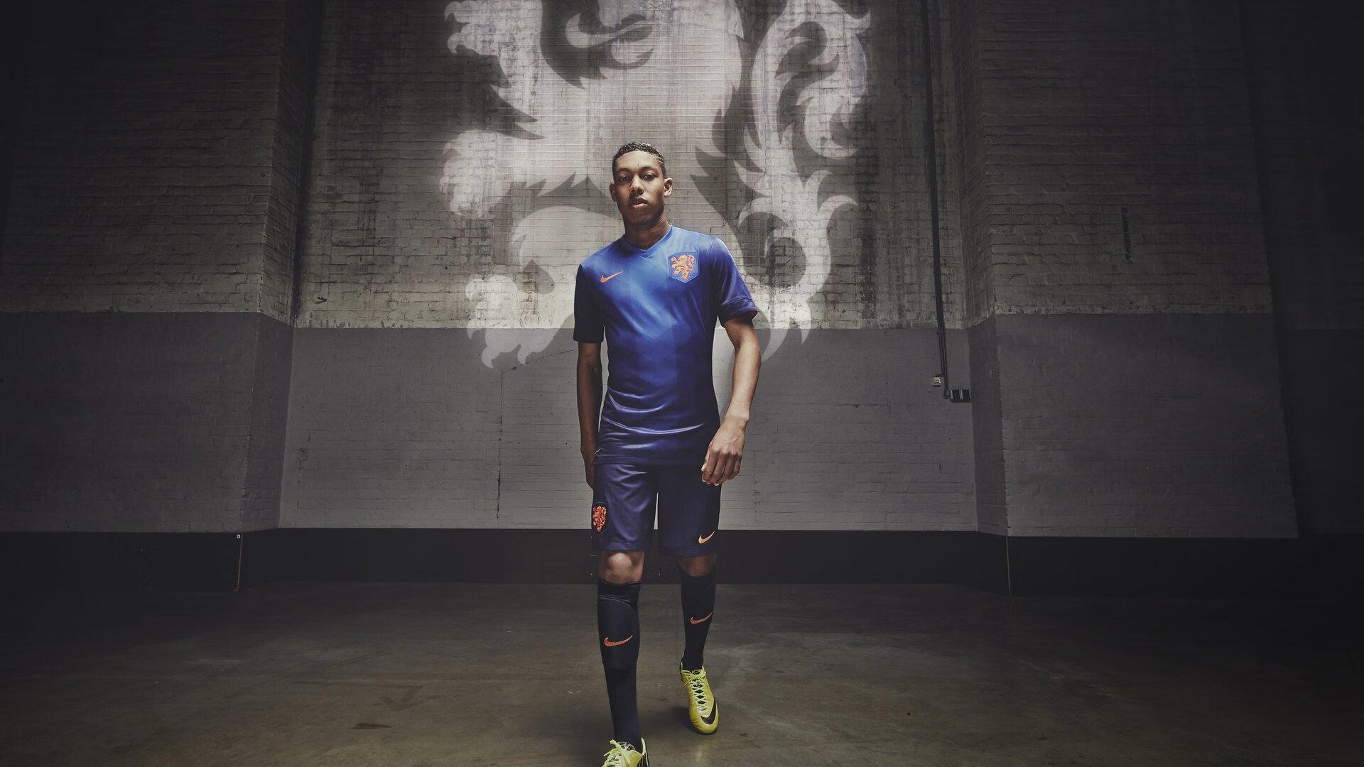 特谢拉训练中手臂缠绷带坚持训练,缝4针轻伤不下火线